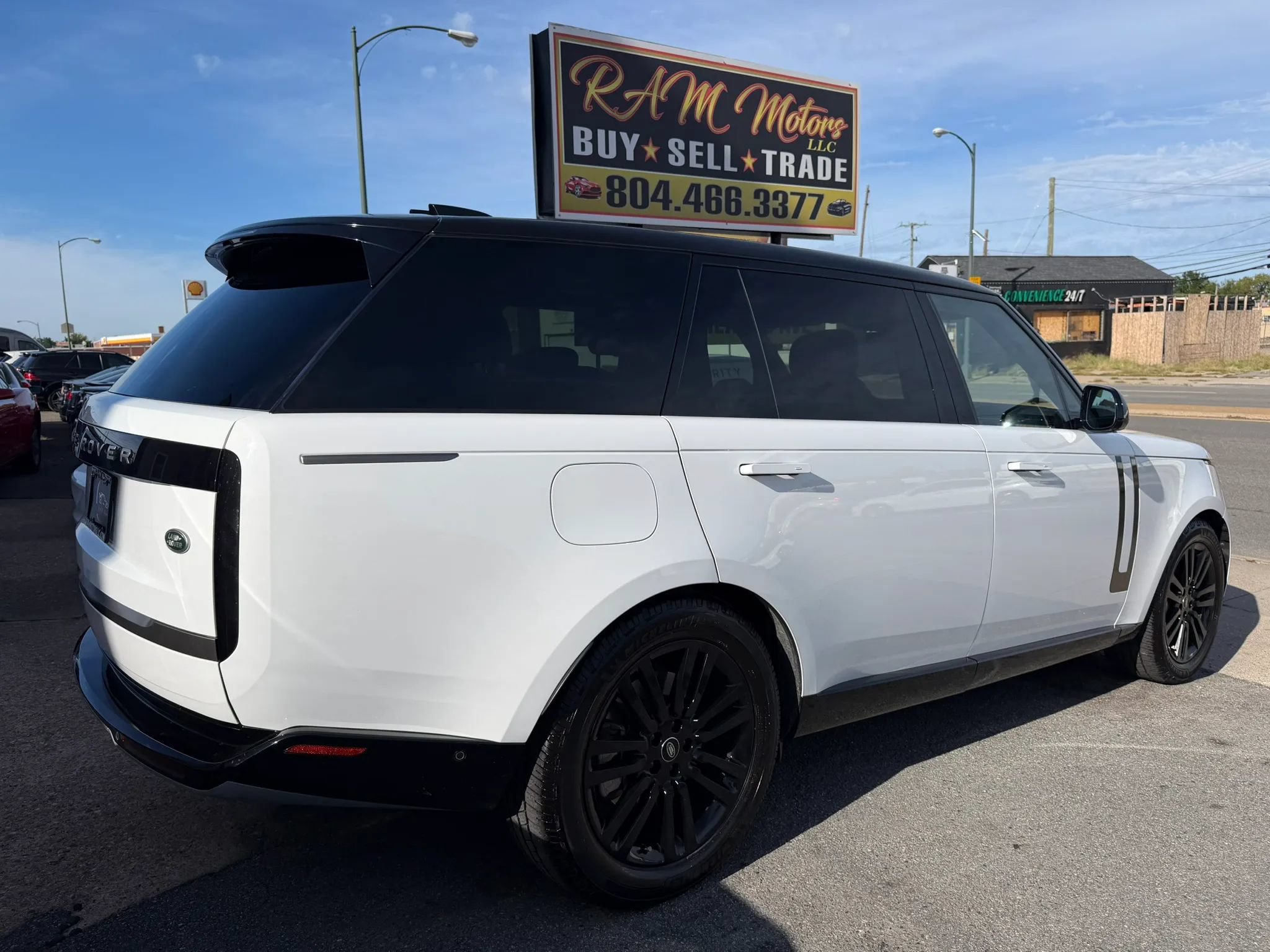 Used 2023 Land Rover Range Rover Long Wheelbase SE AWD/4WD image 3
