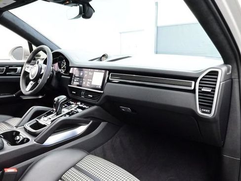Certified 2021 Porsche Cayenne Turbo S w/ Lightweight Sport Package AWD/4WD image 19