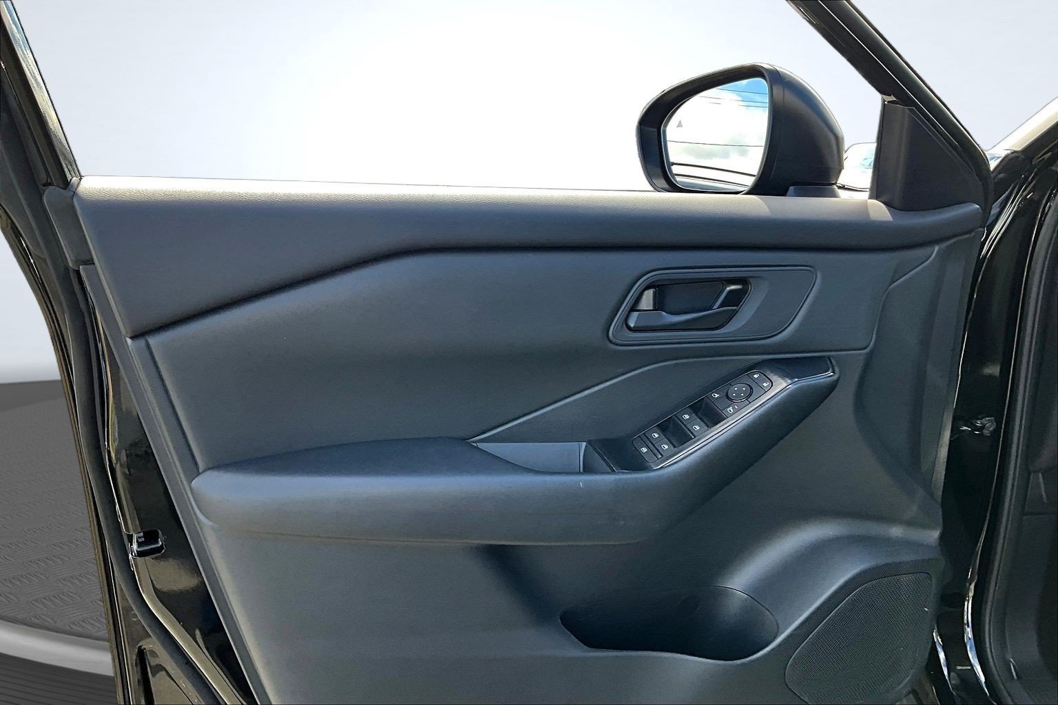 Used 2025 Nissan Rogue S AWD/4WD image 18