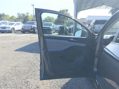 Used 2023 Volkswagen Taos SE w/ Black Wheel Package image 15