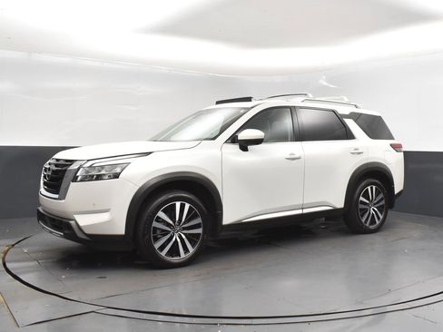Used 2024 Nissan Pathfinder Platinum w/ Cargo Package image 3