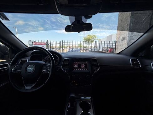 Used 2019 Jeep Grand Cherokee Laredo w/ Security & Convenience Group AWD/4WD image 24