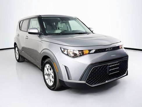 Used 2023 Kia Soul LX w/ LX Technology Package image 3