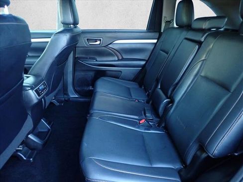 Used 2019 Toyota Highlander XLE AWD/4WD image 10