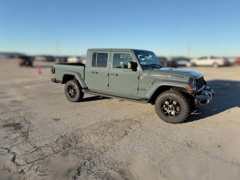 New 2025 Jeep Gladiator Sport image 15