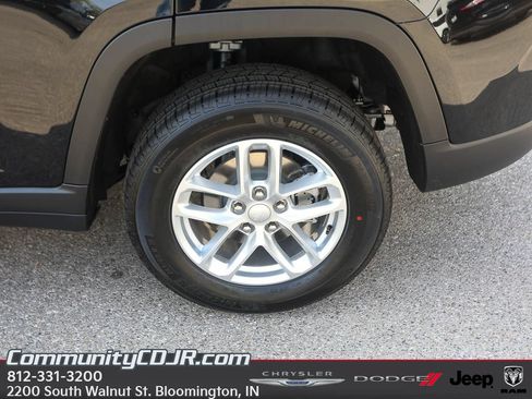 New 2025 Jeep Grand Cherokee Laredo X AWD/4WD image 4