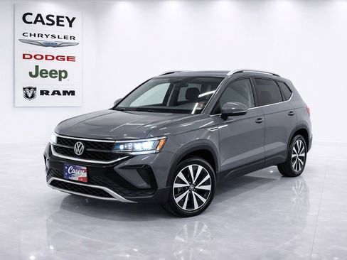 Used 2022 Volkswagen Taos SE image 1