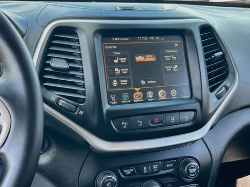 Used 2016 Jeep Cherokee Overland w/ Technology Group FWD image 19