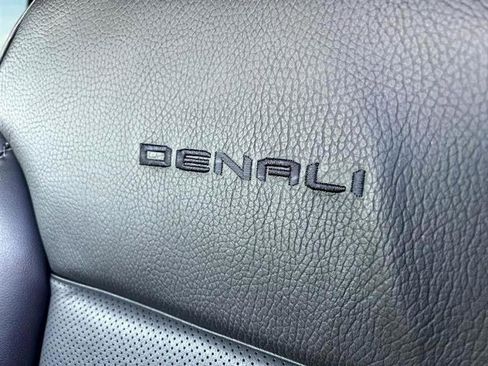 Used 2023 GMC Yukon XL Denali image 17