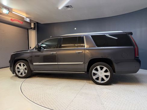 Used 2018 Cadillac Escalade ESV Platinum AWD/4WD image 2
