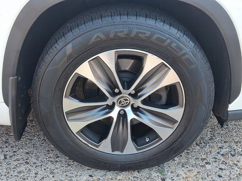 Used 2021 Toyota Highlander XLE AWD/4WD image 8