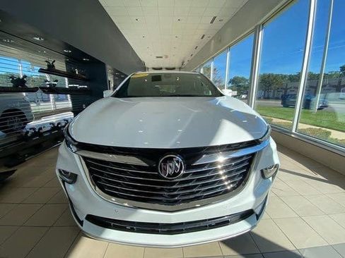 Used 2024 Buick Enclave Essence image 3