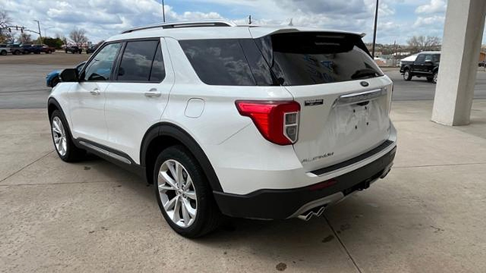 Used 2023 Ford Explorer Platinum w/ Technology Package AWD/4WD image 9