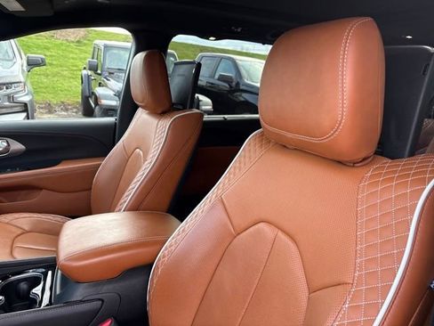 Used 2025 Chrysler Pacifica Pinnacle image 18