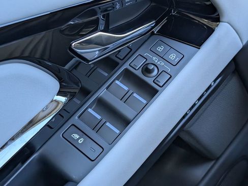 Certified 2025 Land Rover Range Rover Evoque Dynamic SE image 25