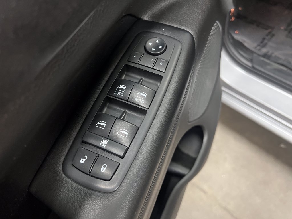 Used 2018 Jeep Grand Cherokee Altitude AWD/4WD image 11