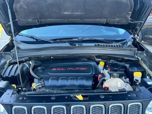 Used 2016 Jeep Renegade Latitude w/ Popular Equipment Group image 29