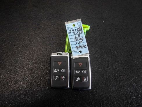 Used 2023 Land Rover Discovery Metropolitan Edition image 40