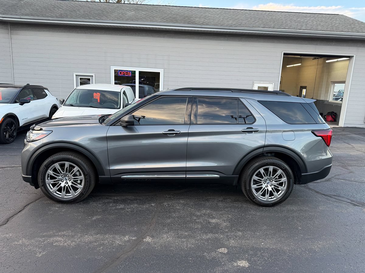 Used 2025 Ford Explorer Active w/ Active Comfort Package AWD/4WD image 2