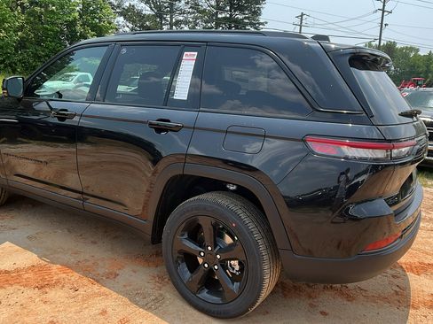 New 2025 Jeep Grand Cherokee 4WD image 10