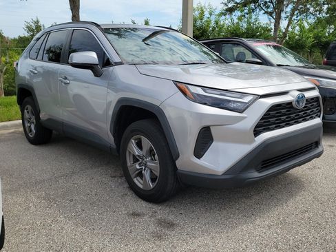 Used 2022 Toyota RAV4 XLE w/ Convenience Package AWD/4WD image 2