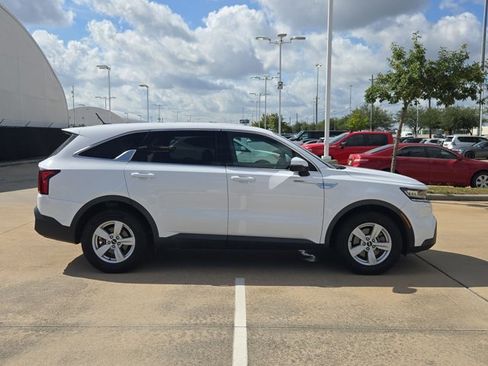 Used 2023 Kia Sorento LX FWD image 4