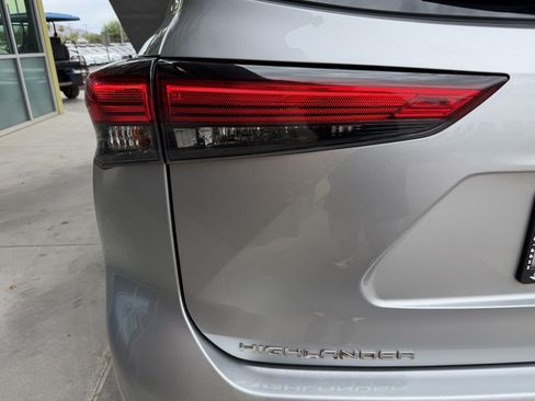 Used 2021 Toyota Highlander XLE AWD/4WD image 14