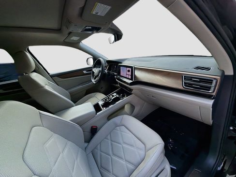 Used 2024 Volkswagen Atlas SE w/ Panoramic Sunroof Package FWD image 32