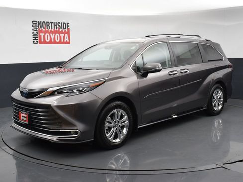 Used 2024 Toyota Sienna Platinum AWD/4WD image 8