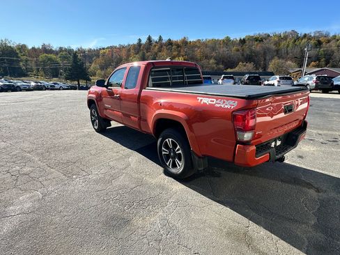 Used 2017 Toyota Tacoma TRD Sport image 7