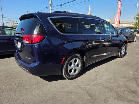 Used 2018 Chrysler Pacifica Touring Plus FWD image 4