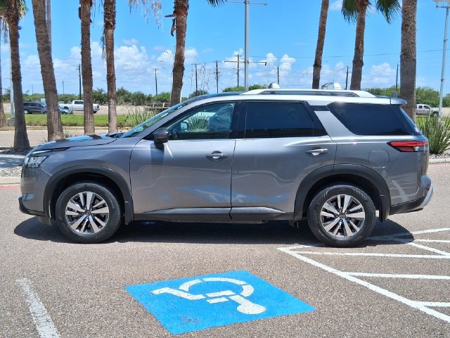 Used 2023 Nissan Pathfinder SL w/ Black Appearance Package FWD image 3