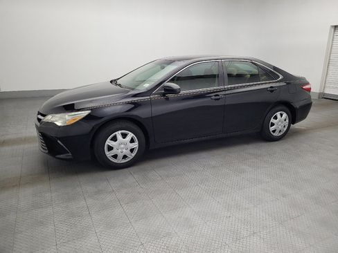 Used 2016 Toyota Camry SE image 2