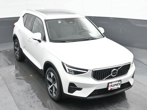 New 2025 Volvo XC40 B5 Core w/ Protection Package Premier image 33