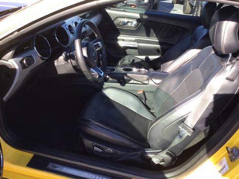 Used 2016 Ford Mustang Premium image 3