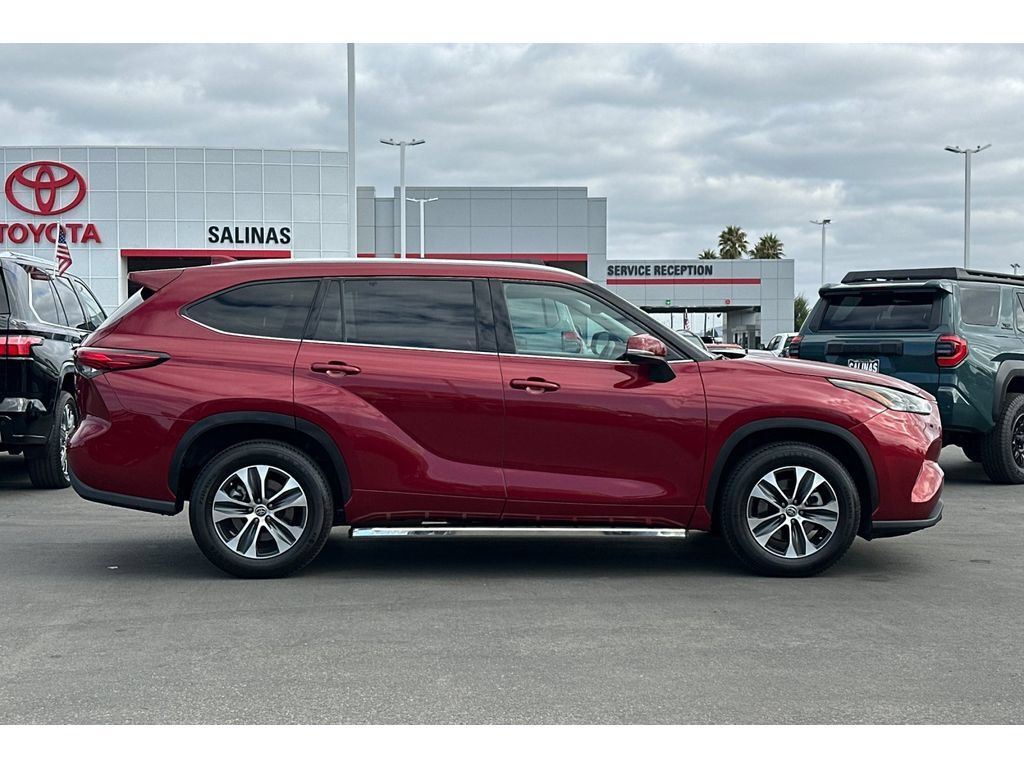 Used 2022 Toyota Highlander XLE FWD image 3
