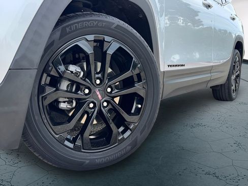 Used 2022 GMC Terrain SLE w/ Driver Convenience Package FWD image 2