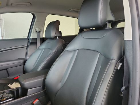 Used 2025 Kia Sportage EX FWD image 13
