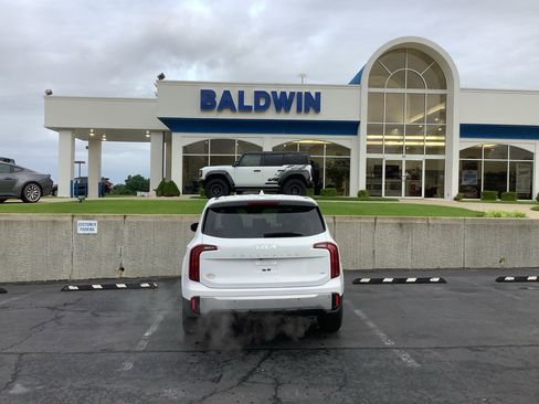 Used 2023 Kia Telluride LX AWD/4WD image 6