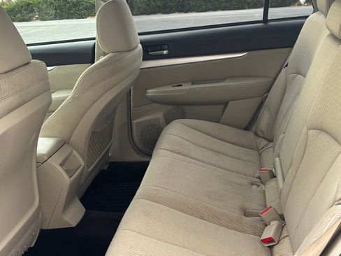 Used 2010 Subaru Outback 2.5i Premium image 10