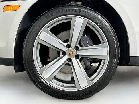 Certified 2025 Porsche Macan image 32