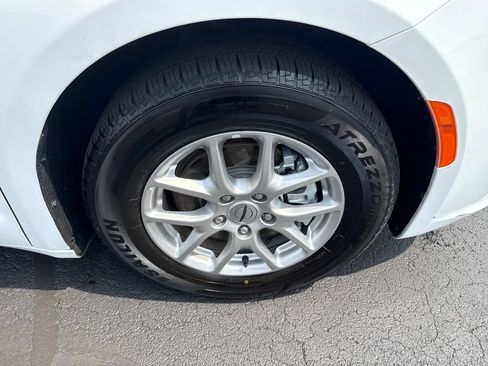Used 2024 Chrysler Pacifica Touring-L FWD image 27