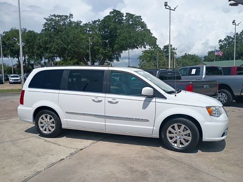 Used 2016 Chrysler Town & Country Touring FWD image 16