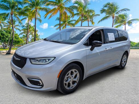 Used 2024 Chrysler Pacifica Limited image 7