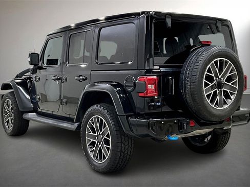 Used 2022 Jeep Wrangler Unlimited Sahara image 4