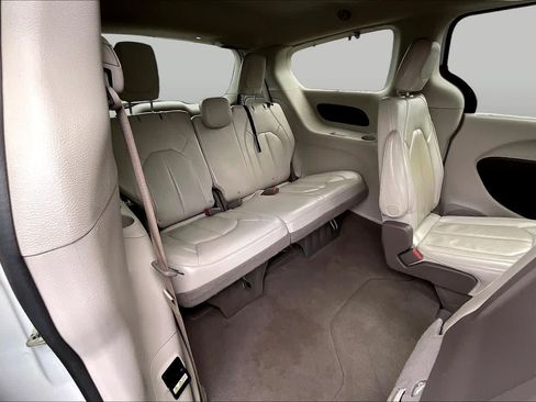 Used 2020 Chrysler Pacifica Touring-L Plus w/ Tire & Wheel Group FWD image 18