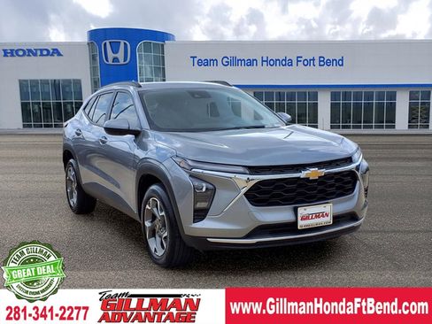 Used 2025 Chevrolet Trax LT FWD image 1