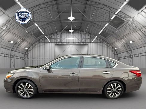 Used 2017 Nissan Altima 2.5 SL w/ Moonroof Package FWD image 3