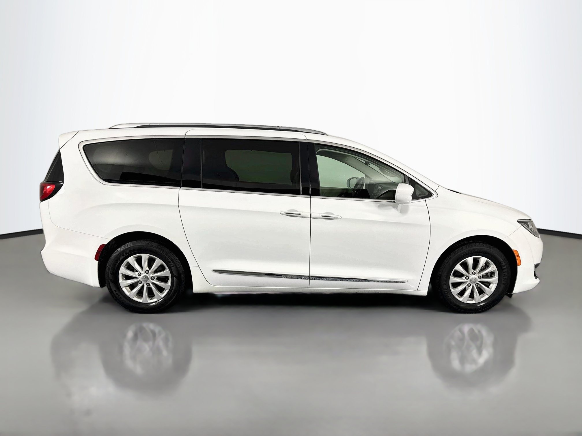 Used 2018 Chrysler Pacifica Touring-L FWD image 4