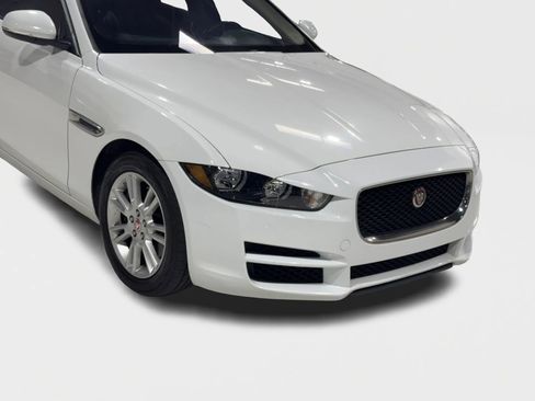 Used 2018 Jaguar XE Premium image 3